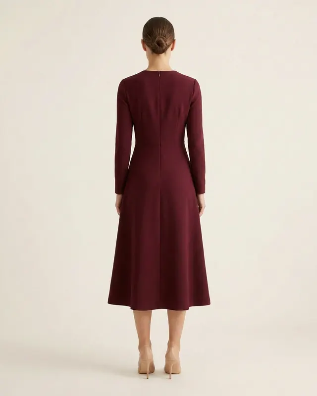 Robe Midi Bordeaux portée par un mannequin, vue de dos en pied