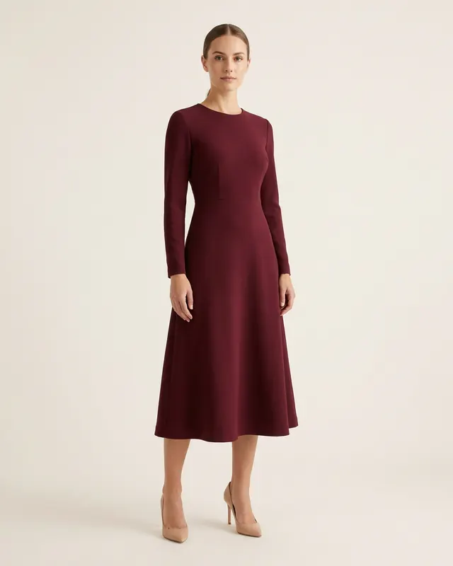 Robe Midi Bordeaux en crêpe mat portée par un mannequin, vue de face en pied